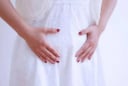 Vì sao ‘vùng kín’ có mùi chua? 4 lý do thật sự chị em cần biết ngay