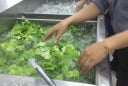 Rửa rau đừng ngâm nước muối, muốn rau sạch, hết thuốc cứ thêm 1 bước này