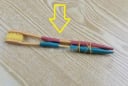 Chỉ cần 2 bàn chải đánh răng cũ buộc lại với nhau, rắc rối trong nhà bạn sẽ được giải quyết dễ dàng