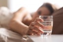 Đừng vội uống nước khi mới ngủ dậy, bác sĩ chỉ ra 5 việc cần làm trước tiên