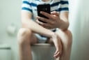 Rơi 13cm ruột ra ngoài vì dùng điện thoại trong toilet 2 tiếng: 5 tác hại khi dùng điện thoại lúc đi vệ sinh