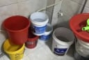 Tại sao tuyệt đối không nên đổ nước xả bồn cầu? Lời cảnh báo bất ngờ từ thợ bảo trì!