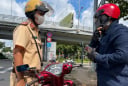 Từ nay, vợ chồng đi xe của nhau, không chính chủ có bị xử phạt tới 8 triệu không?
