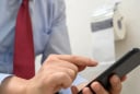 Dùng điện thoại khi đi vệ sinh gây hại sức khỏe: Những lý do khiến bạn muốn từ bỏ thói quen ngay lập tức