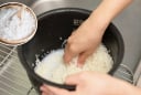 Vì sao nên thêm muối khi vo gạo?