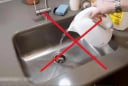 Đổ nước nóng vào bồn rửa bát, tưởng tốt ai ngờ gây ra 2 vấn đề nghiêm trọng