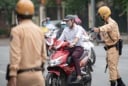 Từ nay, vợ/chồng đi xe của nhau sẽ bị xử phạt nếu quên mang theo thứ quan trọng này