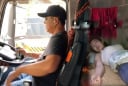 Vì sao tài xế xe tải đường dài thường chở theo một phụ nữ? Lý do đằng sau khiến nhiều người cảm thông