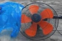 Mẹo vệ sinh quạt sạch bóng không cần tháo khung chỉ với 1 chiếc túi nilon, ai cũng làm được tại nhà