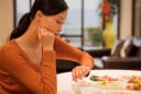 Thường xuyên ăn tối muộn, bạn sẽ có nguy cơ mắc 5 bệnh nguy hiểm này