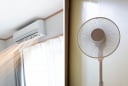 Bật quạt điện cả ngày lẫn đêm có tốn điện hơn bật điều hòa không?