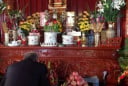 Bí ẩn phong thủy khi thắp hương: Vì sao người giàu kiêng đặt bình hoa bên trái bàn thờ?