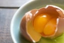 Gà đẻ trứng hai lòng đỏ là điềm gì? Có phải do hormone? Liệu có nở ra 2 gà con?