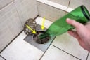 Đổ bia thừa xuống cống: Mẹo đơn giản giúp giải quyết vấn đề nan giải trong mọi gia đình