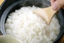 Nấu cơm bằng nước lạnh hay nước nóng tốt hơn? 90% người Việt đang làm sai cách