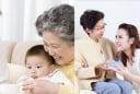 Bố mẹ chồng không giúp trông cháu thì khi già con dâu cũng không chăm: Lý hay tình?