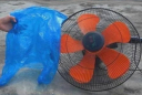 Mẹo dùng túi nilon vệ sinh quạt sạch bong trong 1 phút, không cần tháo khung, ai cũng làm được!