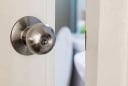 Nên mở hay đóng cửa phòng tắm khi không sử dụng? Câu trả lợi không hề đơn giản