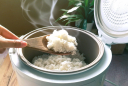 Cơm nguội sẽ không bị thiu nếu cho 1 thứ này khi nấu, mẹo hay nhiều người lại không biết