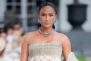 H'Hen Niê gây lo lắng khi catwalk trên giày cao gót dù sắp sinh em bé