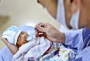 Vợ nghỉ thai sản, chồng có được nghỉ phép và hưởng bảo hiểm xã hội không?