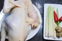 Tuyệt chiêu luộc gà vàng da, thịt ngọt: Không còn tanh, đỏ nhạt với mẹo đơn giản này