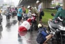 Từ 2025: Dừng xe mặc áo mưa giữa đường có thể bị phạt tới 5 triệu đồng, áp dụng trong trường hợp nào?