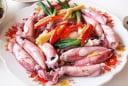 Hấp mực chỉ bỏ nước thôi là dại: Thả thêm loại nước đặc biệt này vào mực hết sạch mùi tanh, giòn sần sật