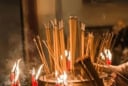 Tổ tiên nhắc nhở: Tháng 7 cô hồn, thắp hương 2 khung giờ này là đại kỵ (giờ Ngọ, buổi tối), tránh ngay