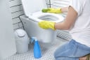 Mẹo làm sạch bồn cầu siêu đơn giản chỉ với lõi giấy vệ sinh và giấm