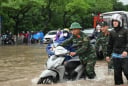 Toàn cảnh nhiều đường phố Hà Nội biến thành sông, các chiến sĩ làm nhiệm vụ A80 giúp người dân qua đoạn ngập sâu