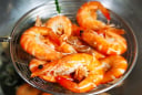 Cắt nắm lá này bỏ vào nồi tôm luộc, tôm lên màu đỏ au, thịt chắc ngọt, thơm lừng