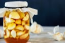 6 lợi ích tuyệt vời cơ thể nhận được khi ăn tỏi ngâm mật ong