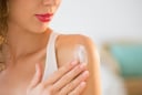 4 thói quen khi tắm khiến da khô ráp mà bạn nên tránh