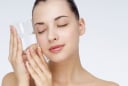 Duy trì 2 thói quen cơ bản này khi ngủ bạn sẽ có làn da trở nên căng bóng, mềm mịn hơn hẳn