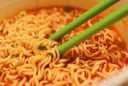 Người phụ nữ ăn mì xong bị đau bụng dữ dội, bác sĩ cảnh báo nấu theo cách này chỉ rước họa vào thân