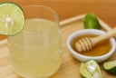 Uống nước chanh ấm trước hay sau bữa sáng mới đúng?