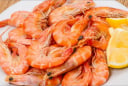 Đừng luộc tôm bằng nước, đầu bếp bật mí bí quyết giúp tôm ngọt thịt, thơm ngon, không hề tanh