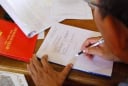 Người dưới 18 tuổi có được đứng tên sổ đỏ không? Quy định mới nhất của Luật Đất đai 2025