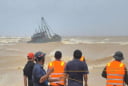 2 tàu gặp nạn khi vào bờ tránh bão Bualoi , 10 người còn mắc kẹt ngoài khơi