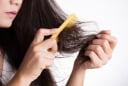 7 thói quen đơn giản giúp tóc chắc khỏe, mọc nhanh và giảm rụng đáng kể