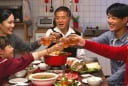 Tại sao không nên cho người thân, họ hàng ở chung nhà? Nguyên nhân nhiều gia đình vỡ hòa khí