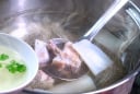 Hầm canh xương bỏ nước lạnh là dại: Thả thứ này vào nước trong veo, ngọt lịm không cần dùng mì chính