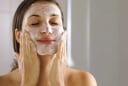 Có nên thay đổi sữa rửa mặt khi giao mùa?