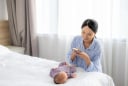 Trẻ đã ngủ, bố mẹ nằm cạnh dùng điện thoại: Có ảnh hưởng gì không? Sự thật khiến nhiều người bất ngờ