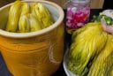 Tại sao dưa muối tự làm hay bị khú?