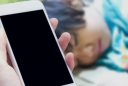 Trẻ đã ngủ, bố mẹ dùng điện thoại gần có hại không? Sự thật khiến cha mẹ bất ngờ