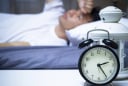 Khó ngủ, dậy sớm, ngủ không sâu: 4 'thủ phạm' âm thầm phá giấc của bạn mỗi đêm