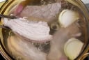 Luộc thịt nên để nguyên miếng hay khứa nhỏ? Đây là cách để thịt chín đều, mềm ngọt