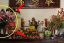 Tại sao nhà giàu kiêng kỵ đặt lọ hoa bên trái bàn thờ? Bí quyết thắp hương ngày rằm bạn cần biết